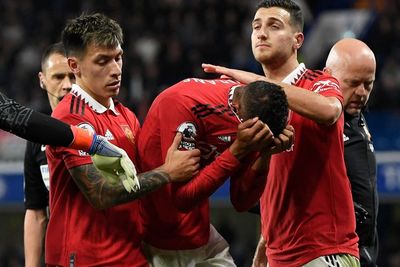 Gak Kuat! Tangis Raphael Varane Pecah usai Cedera, Terpaksa Dihibur Rekan Setimnya
