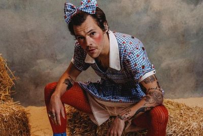 Akting Gay Harry Styles di My Policeman Dipuji, Disebut Sangat Jujur dan Menjiwai Banget
