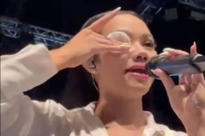 Lawan Insecure, Yura Yunita Hapus Makeup di Panggung Rayakan 1 Tahun Tutur Batin