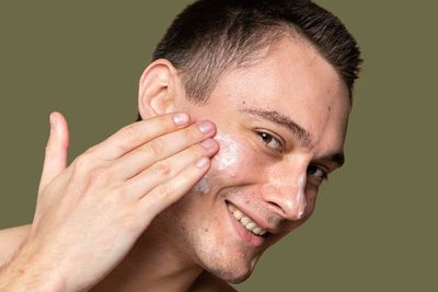 5 Kandungan Ciamik Buat Tangkis Jerawat: Harus Masuk Dalam List Skincare Nih!
