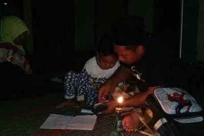 PLN Tolong! Imbas Longsor, Warga Desa Ini Hidup Dalam Kegelapan saat Malam Hari