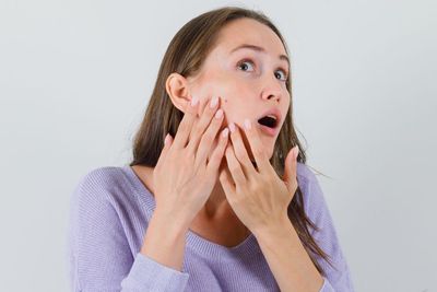5 Penyebab Jerawat di Sekitar Garis Rambut, Helm Salah Satunya!