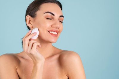 Girls, Ini Loh Cara Menghapus Makeup Waterproof yang Benar