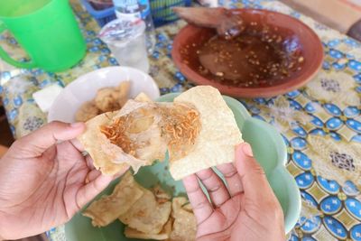 Krenyes! Kerupuknya Orang Sumenep Berisi Mie Krispi dan Abon Ikan, Enak Pakai Kuah Rujak