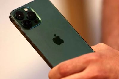 Mau Baterai iPhone Kamu Tetap Awet? Stop Kebiasaan Charging Semalaman!