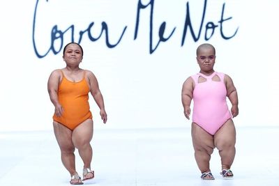 Pede! Wanita Kerdil sampai Oversize Model Melenggang Manja Pakai Baju Renang di JFW 2023
