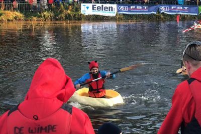 Perlombaan Paling Unik, Mendayung Perahu Labu Raksasa Seberat 400 Kg, Emang Bisa?