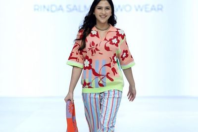 Cantiknya Jessica Mila Melenggang di JFW 2023, Outfit Summer Ceria Bikin Jatuh Hati