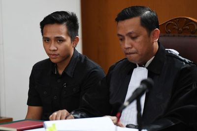 Sidang Berlanjut, Bharada E Sungkem Kedua Orang Tua Brigadir J