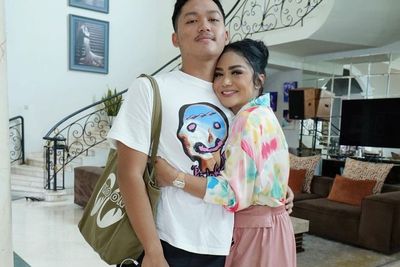 Cute Banget, Krisdayanti Peluk Erat Azriel Hermansyah saat Pamitan Mau Umrah
