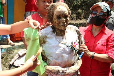 Manene: Tradisi Membersihkan dan Mengganti Baju Jenazah ala Suku Toraja, Begini Prosesnya