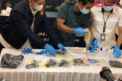 Polisi Pamerkan Barang Bukti Wanita Bercadar Paksa Masuk Istana: Buku hingga 4 Senjata Api
