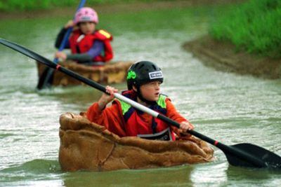 Festival Yorkshire Pudding Boat Race Inggris, Bikin Pesertanya Balapan Pakai Perahu Kue