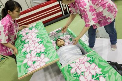 Festival Mengerikan di Jepang: Mencoba Sensasi Berbaring di Peti Mati