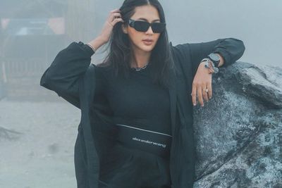 Paula Verhoeven Kece Abis Jadi Cewek Mamba di Kawah Putih, Body Langsing Tuai Pujian