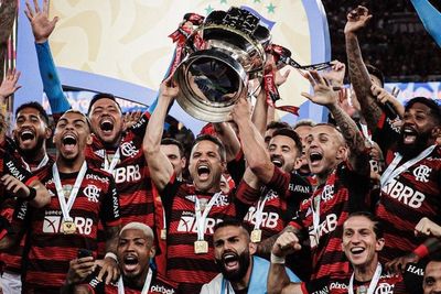 Bikin Kagum! Eks Bintang Juventus Ini Rayakan Gelar Juara Bersama Petugas Kebersihan