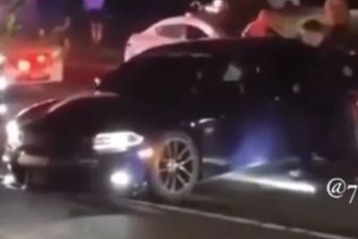 Dodge Charger Hellcat Ini Pakai Mode Hantu saat Dikepung oleh Polisi
