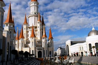 Shopping di Sini Vibesnya Mirip Disneyland, Ada Kastil dan Parade Perahu Setiap Hari!