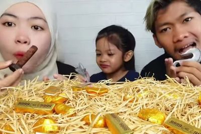 Video YouTubers Malaysia Mukbang Besi Bikin Netizen Indo Ngakak: Pura-pura Gak Tau Aja
