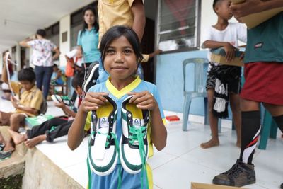Anak Wai-Wei Sumba Timur Dapat 1.000 Sepatu Brand Lokal Keren buat Sekolah