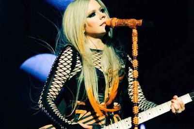 Avril Lavigne Cover All The Small Things dari Blink-182 di When We Where Young Fest