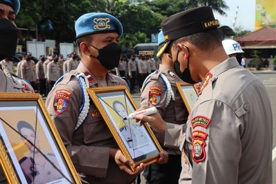 Momen Kapolres Tangkot Coret Foto 4 Polisi yang Dipecat Akibat Berkasus