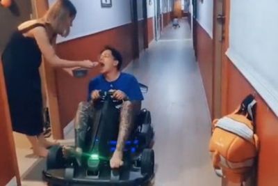 Sweet Banget! Momen Ayah Temani Anaknya Main Gokart Sambil Disuapin Makan