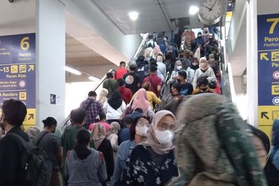 Perjuangan Penumpang KRL di Stasiun Manggarai Viral di Medsos, Penyebabnya Terungkap!