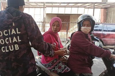 Masya Allah! Tukang Parkir Ini Bagikan Nasi Gratis Setiap Jumat, Meski Hidupnya Kekurangan