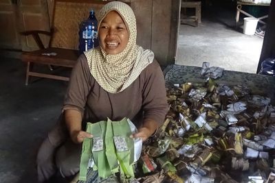 Keluarga ini Setia Menggeluti Usaha Jadul Membuat Tempe Benguk , Gen Z Pasti Gak Tahu!
