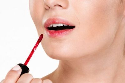 3 Warna Lipstik Rekomendasi Buat Kamu si Paling Cantik