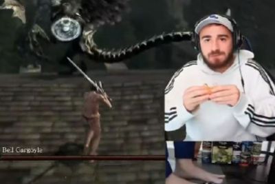 Gokil, Streamer Ini Main Dark Souls Pakai Kaki Sambil Makan Sandwich!