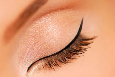 Kiat Pakai Eyeliner Tanpa Belepotan buat Pemula