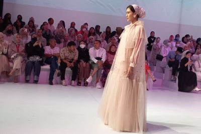 Syahnaz Sadiqah Feminin Abis Jadi Muse HijabChic, Ruffle Dress Gemes