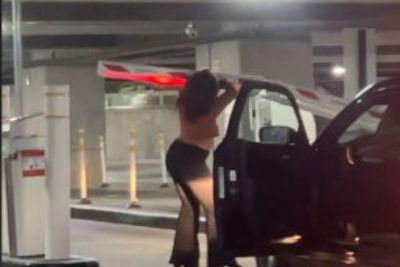Rusak dan Tak Berfungsi, Wanita Ini Angkat Paksa Palang Parkir agar Mobilnya Bisa Lewat!