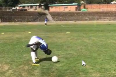 Pesepakbola Ini Pamer Skill Unik bin Nyeleneh, Netizen: Messi dan Ronaldo Lewat