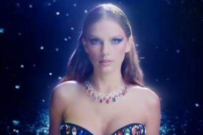 Detail Gaya Makeup Taylor Swift di MV Bejeweled, Hasilnya Bikin Mata Penonton Silau 