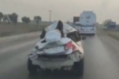 Cuek Body Mobil-nya Hancur, Mobil Ini Tetap Melaju di Jalanan!