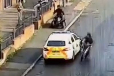Tendang Mobil Polisi yang Lagi Parkir, Pria Ini Langsung Dapat Karma!