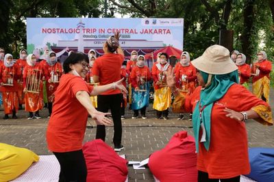 Serunya Piknickustik bareng Lansia di Taman Suropati usai Nostalgia Keliling Jakarta Pusat