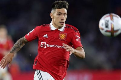 MU Larang Fans Kibarkan Bendera Kontroversial untuk Lisandro Martinez