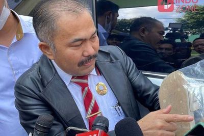 Kuasa Hukum Bawa Barbuk Sandal Berdarah Diduga Digunakan Brigadir J saat Tewas Dibunuh 