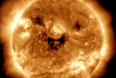 NASA Pamerkan Foto Matahari yang sedang Tersenyum, Pertanda Apa?