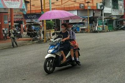 Nyeleneh! Motor Anti Panas dan Hujan Berseliweran di Kota Ini, Pakai Payung dari China!