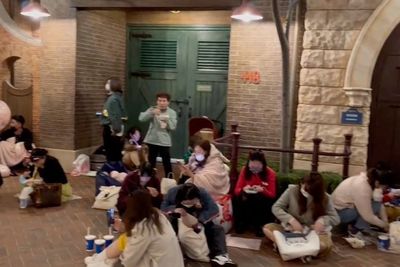 Lockdown Mendadak, Ribuan Pengunjung Terjebak di Disneyland Shanghai