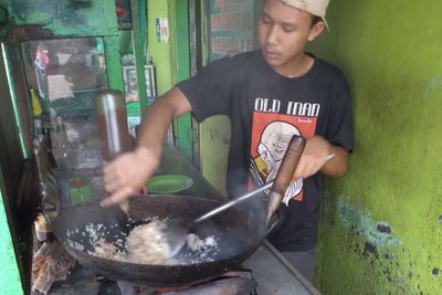 Saking Ramainya, Nasi Goreng Legendaris di Depok Ini Habiskan 90 Liter Beras Setiap Hari!
