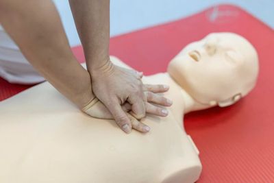 2 Cara Melakukan CPR untuk Pertolongan Pertama, Awam Wajib Tahu!