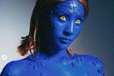 Cosplay Jadi Mystique, Seluruh Tubuh Anya Geraldine Dicat Hingga 3 Jam Pakai Bodypaint