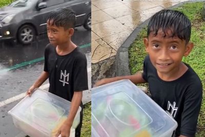 Sedih! Bocah Penjual Kue Hujan-hujanan Tunggu Pembeli, Gak Bisa Pulang karena Belum Laku
