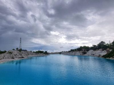 Dulu Tambang Timah, Wisata di Belitung Ini Menjelma Jadi Danau Kaolin Super Cantik!